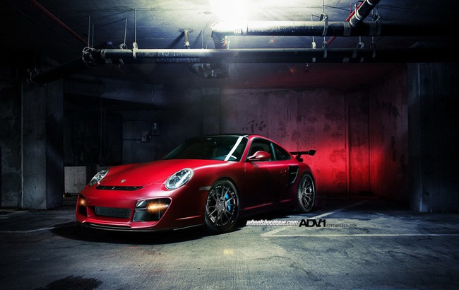Porsche 911 Turbo: Sự hòa quyện đỏ-đen 2