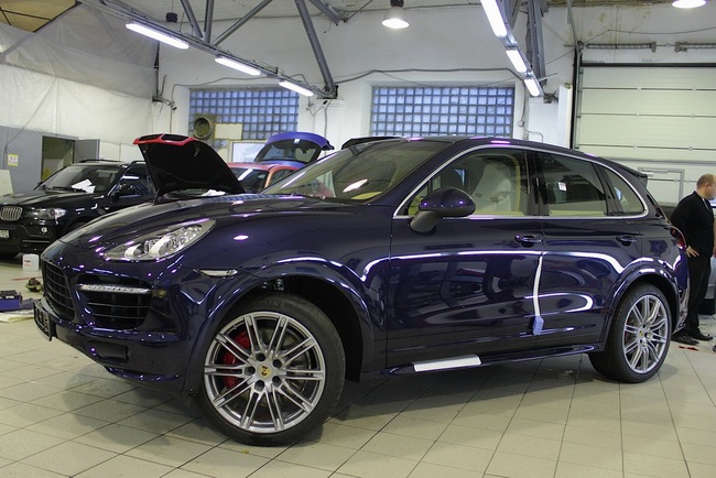 Porsche Cayenne "làm hàng" bằng crom xanh dương 6