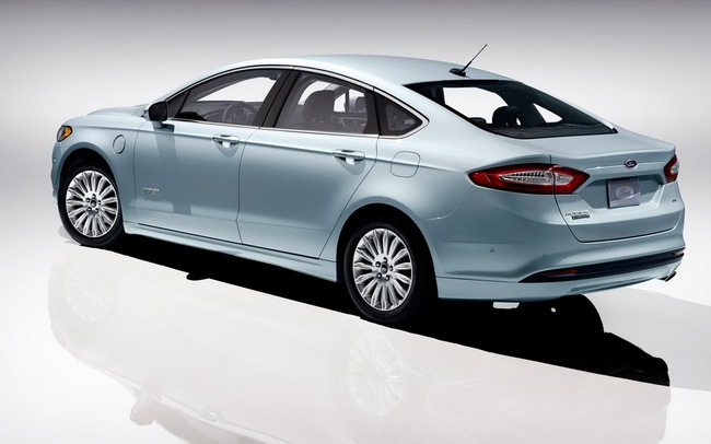Ford Fusion Energi: 1.000 km với một bình xăng 2