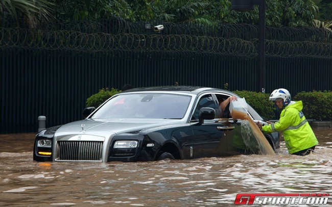 Rolls-Royce Ghost “chết đuối” tại Jakarta 1