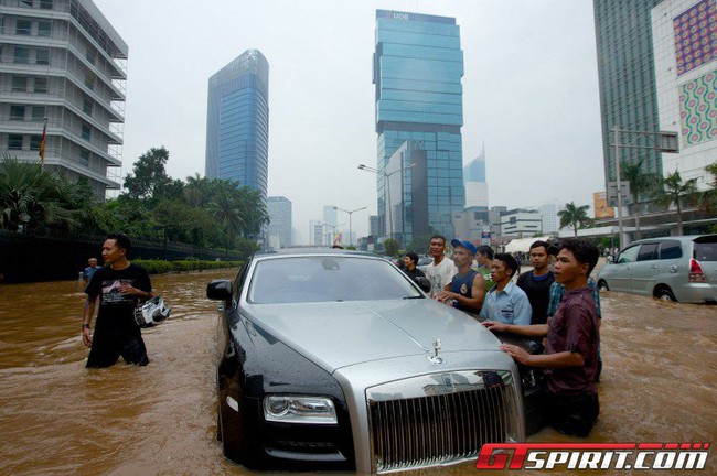 Rolls-Royce Ghost “chết đuối” tại Jakarta 2
