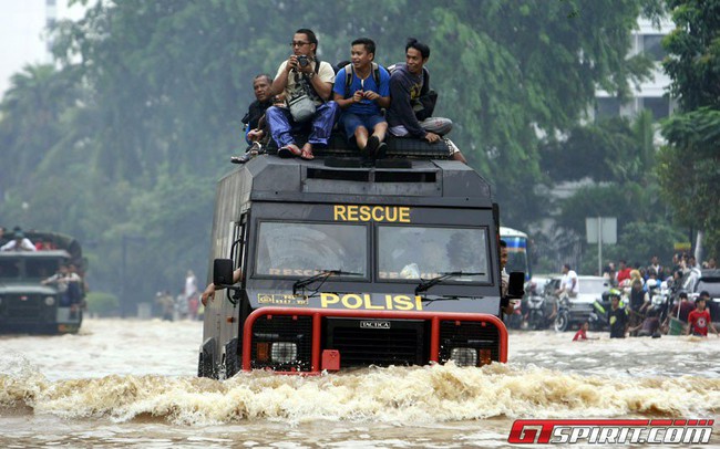 Rolls-Royce Ghost “chết đuối” tại Jakarta 4