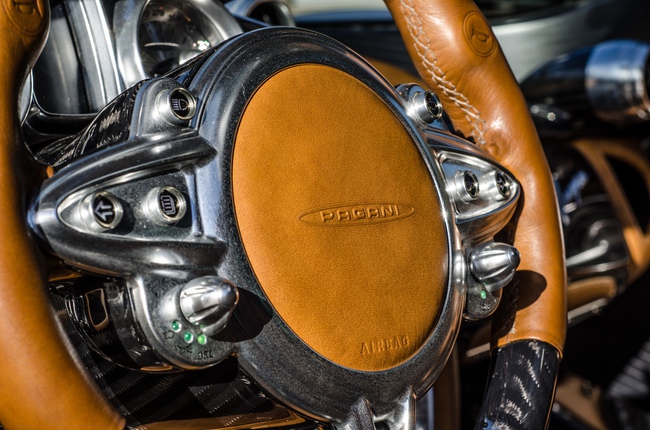 Chiếc Pagani Huayra thứ hai năm 2013 được bán với giá 1,1 triệu đô la 16