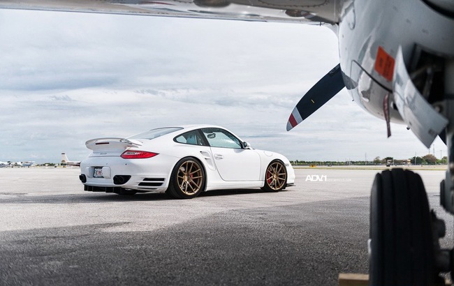 Porsche 997 Turbo: Đẹp tinh khôi trên phi trường 5