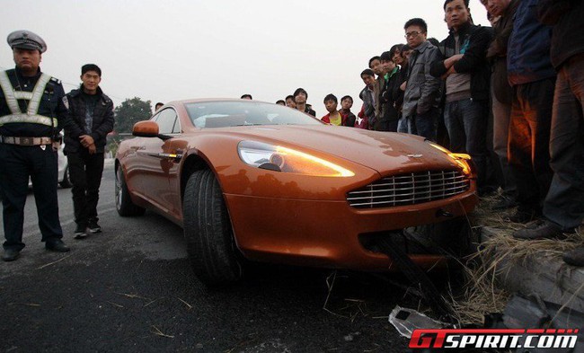 Thêm Aston Martin Rapide gặp hạn ở Trung Quốc 1