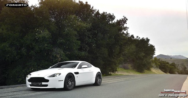 Aston Martin V8 Vantage tinh tế, thể thao với bộ la-zăng Dieci-M của Forgiato 4
