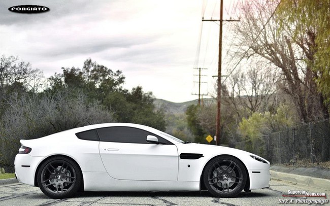Aston Martin V8 Vantage tinh tế, thể thao với bộ la-zăng Dieci-M của Forgiato 5