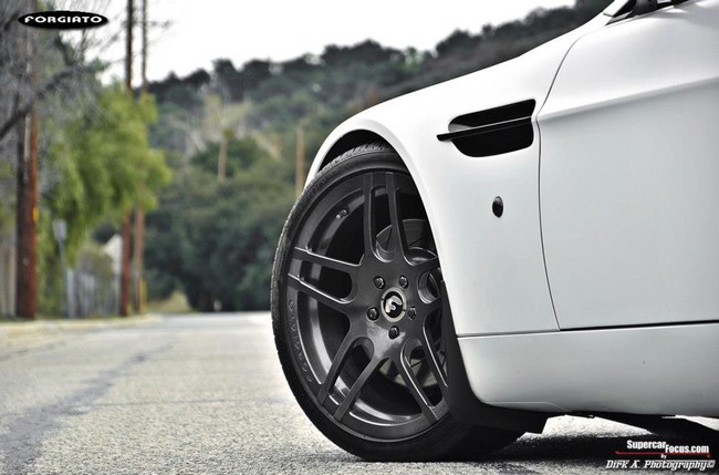 Aston Martin V8 Vantage tinh tế, thể thao với bộ la-zăng Dieci-M của Forgiato 15