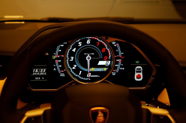 Lamborghini Aventador Roadster: Muốn mua chờ đến năm sau 19