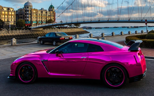 Bộ đôi Nissan GT-R và Maserati Quattroporte mạ crom màu hồng 7