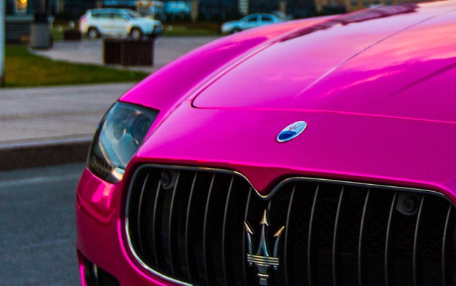 Bộ đôi Nissan GT-R và Maserati Quattroporte mạ crom màu hồng 12