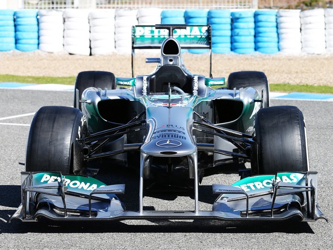 Lewis Hamilton phá tan xe đua của Mercedes GP 1