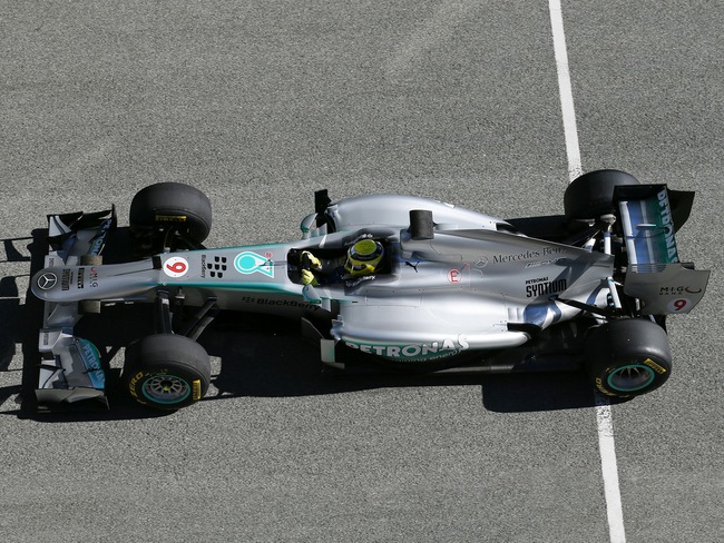 Lewis Hamilton phá tan xe đua của Mercedes GP 7