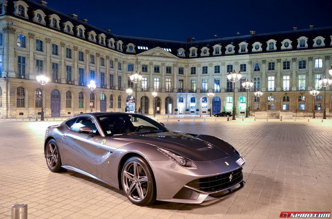 Ferrari F12 Berlinetta khoe sắc tại Paris 15