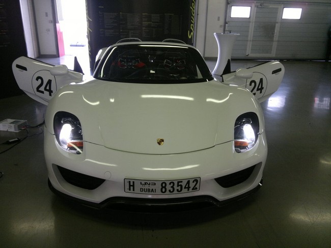 Siêu xe Porsche 918 Spyder bất ngờ xuất hiện tại Dubai 1