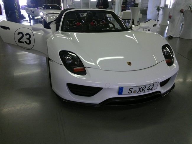 Siêu xe Porsche 918 Spyder bất ngờ xuất hiện tại Dubai 2
