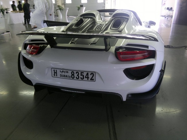 Siêu xe Porsche 918 Spyder bất ngờ xuất hiện tại Dubai 3