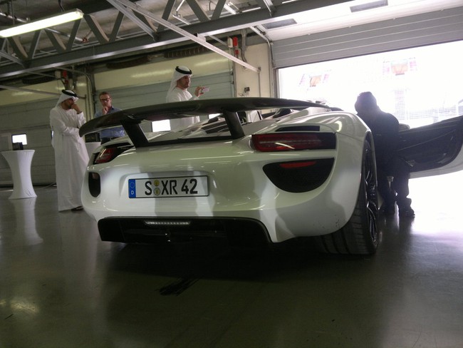 Siêu xe Porsche 918 Spyder bất ngờ xuất hiện tại Dubai 4