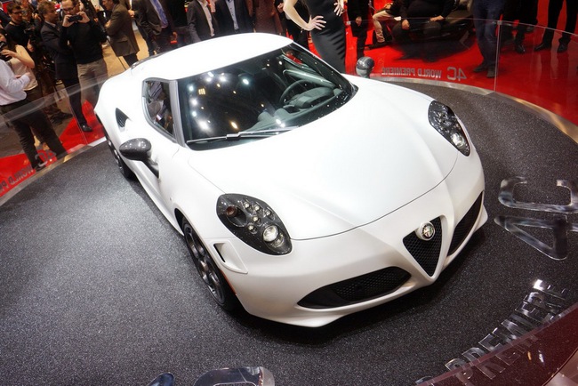 Alfa Romeo 4C: Sẽ chỉ có 1.000 chiếc được xây dựng 17