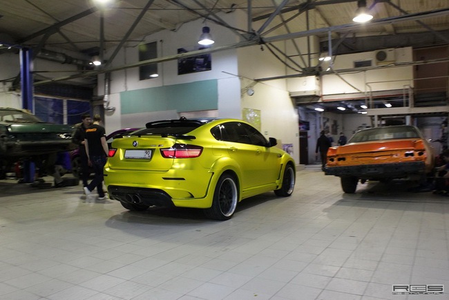 BMW X6M phủ màu crom vàng 2