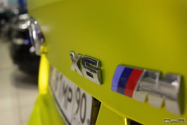 BMW X6M phủ màu crom vàng 9