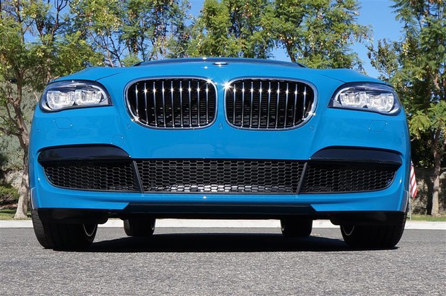 Rao bán hàng độc BMW 750Li M-Sport màu “Laguna Seca Blue” 1