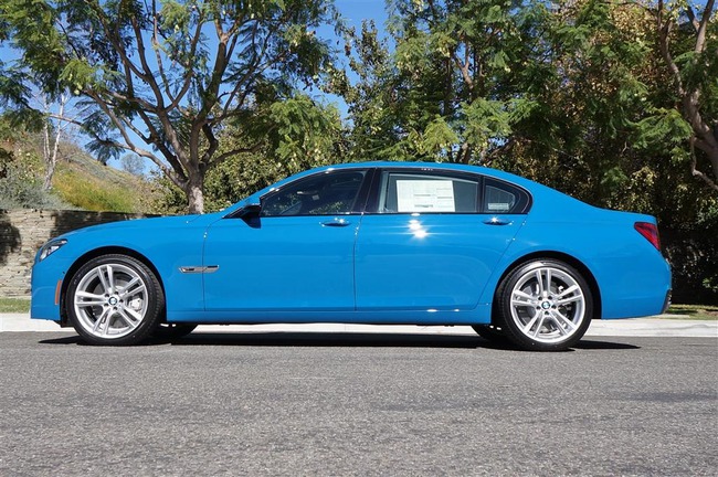 Rao bán hàng độc BMW 750Li M-Sport màu “Laguna Seca Blue” 8