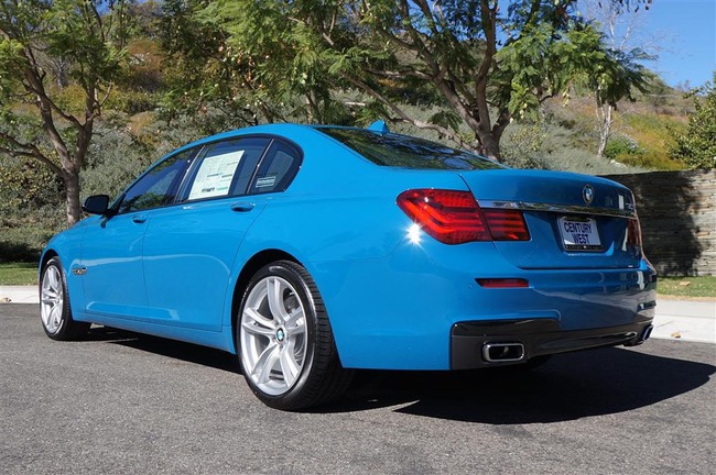 Rao bán hàng độc BMW 750Li M-Sport màu “Laguna Seca Blue” 9
