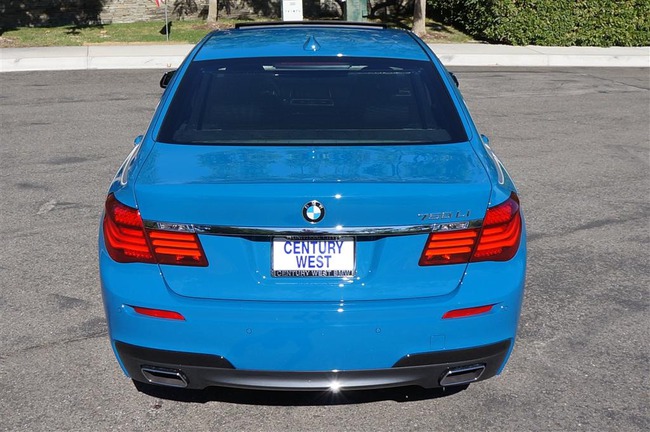 Rao bán hàng độc BMW 750Li M-Sport màu “Laguna Seca Blue” 11