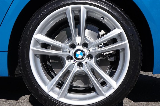 Rao bán hàng độc BMW 750Li M-Sport màu “Laguna Seca Blue” 14
