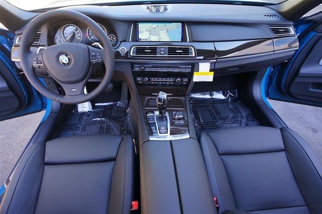 Rao bán hàng độc BMW 750Li M-Sport màu “Laguna Seca Blue” 17