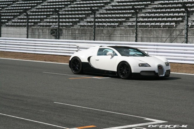 Bugatti Veyron và Maserati MC12 Corsa đua nhau khoe sắc tại Fuji Speedway 9
