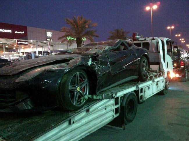 Ferrari F12 Berlinetta và Chevrolet Corvette đua nhau gặp nạn 1 Ferrari F12 Berlinetta và Chevrolet Corvette đua nhau gặp nạn 1