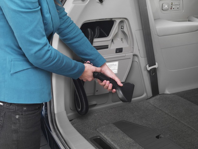 Honda Odyssey 2014: Tiện lợi hơn với máy hút bụi tích hợp 10