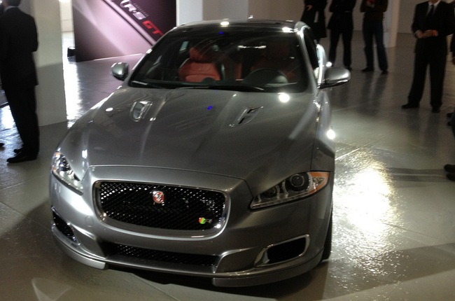 Jaguar XJR: Mạnh mẽ, sang trọng và giá tốt 1