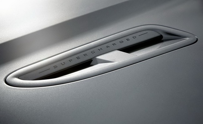 Jaguar XJR: Mạnh mẽ, sang trọng và giá tốt 26