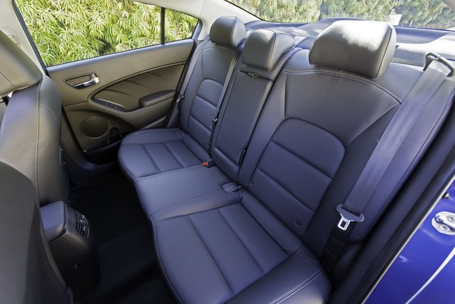 Kia ​​Forte Sedan 2014 có giá từ 15.700 Đô la Mỹ 17