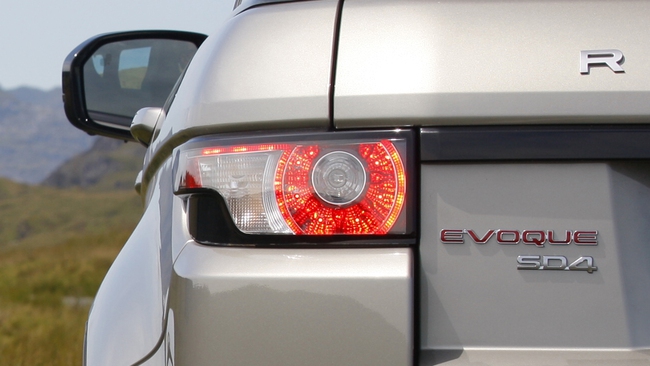 BMW X4 - Range Rover Evoque: Kẻ tám lạng, người nửa cân 18