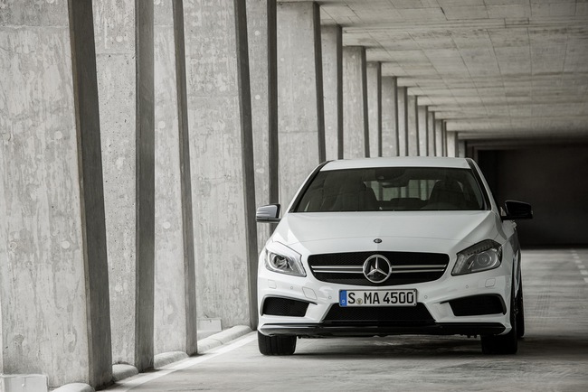 Mercedes-Benz sẽ bán hai chiếc xe đặc biệt vào tháng 6 1