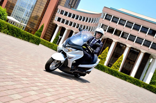 Suzuki phát triển đối thủ mới của Yamaha R15 1