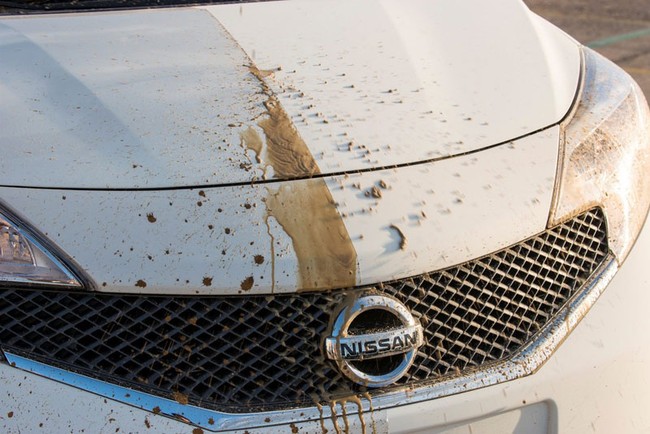 Xe Nissan có khả năng tự rửa trôi bùn đất 1