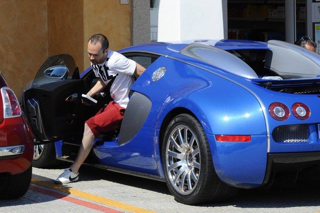 Siêu sao của Barcelona lái Bugatti Veyron đến sân tập 1