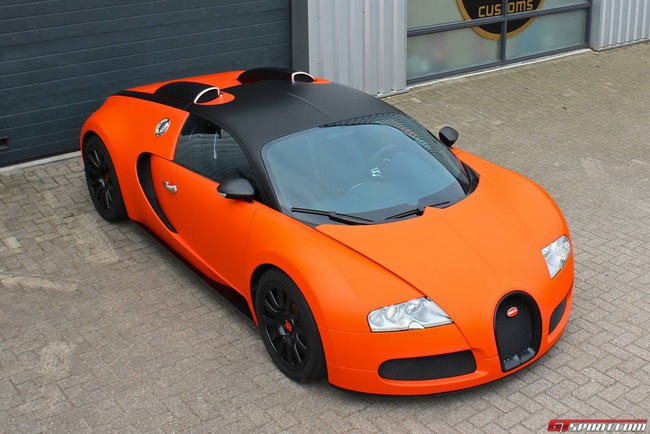 Siêu sao của Barcelona lái Bugatti Veyron đến sân tập 10
