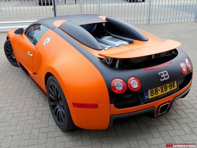 Siêu sao của Barcelona lái Bugatti Veyron đến sân tập 13