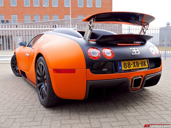 Siêu sao của Barcelona lái Bugatti Veyron đến sân tập 14
