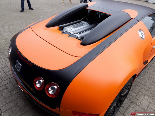 Siêu sao của Barcelona lái Bugatti Veyron đến sân tập 16