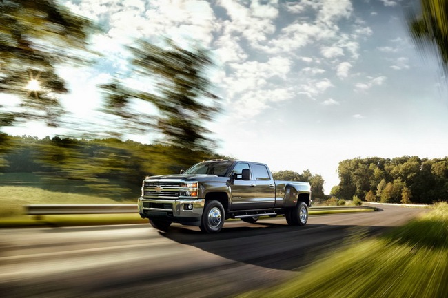 GM tr&igrave;nh l&agrave;ng hai chiếc xe b&aacute;n tải cỡ lớn 6