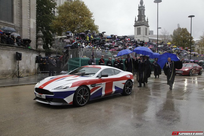 Aston Martin Vanquish biến thành Quốc kỳ di động tuyệt đẹp 6