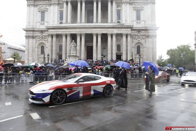 Aston Martin Vanquish biến thành Quốc kỳ di động tuyệt đẹp 8