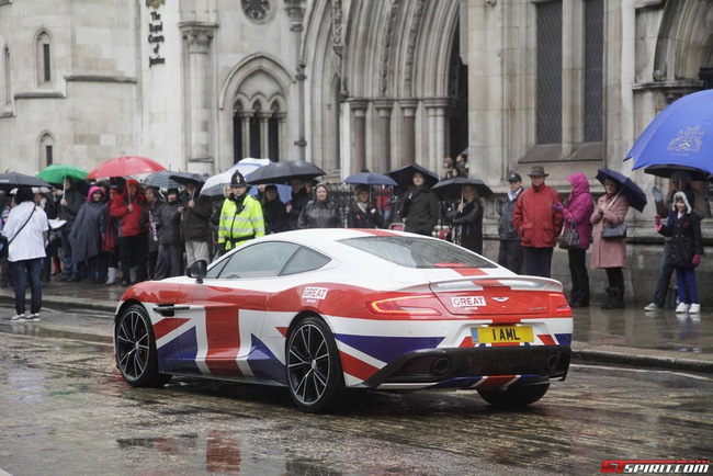 Aston Martin Vanquish biến thành Quốc kỳ di động tuyệt đẹp 9